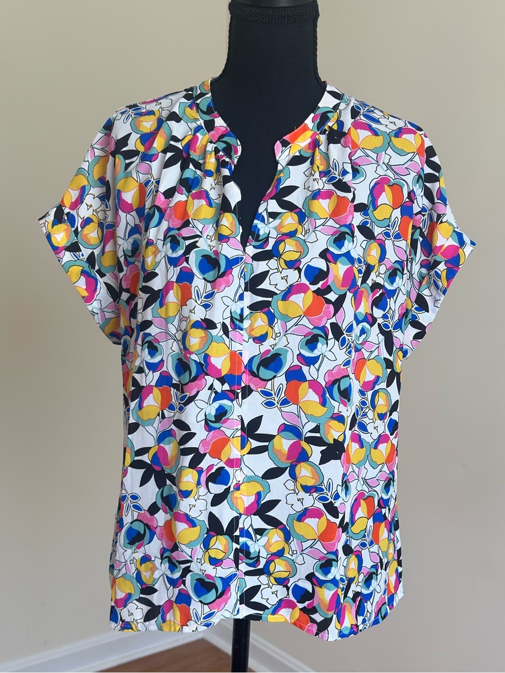 W5 Colorful Floral Printed Short Sleeve V-Neck Polyester Blouse Top NWOT Medium